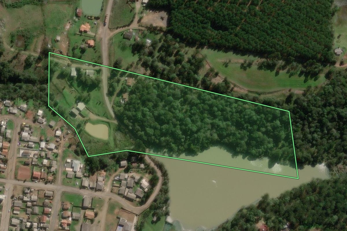 Imagem de satélite do imóvel rural em Timbó Grande (SC), com o contorno declarado no CAR desenhado por cima.