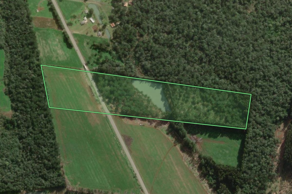Imagem de satélite do imóvel rural em Três Barras (SC), com o contorno declarado no CAR desenhado por cima.