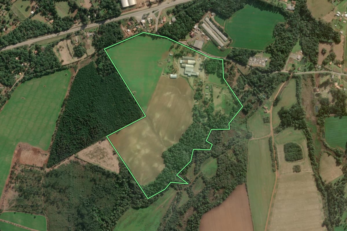 Imagem de satélite do imóvel rural em Três Barras (SC), com o contorno declarado no CAR desenhado por cima.