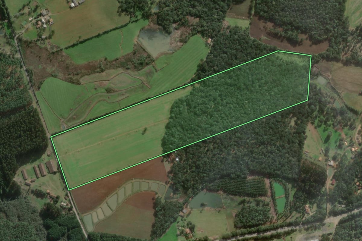 Imagem de satélite do imóvel rural em Três Barras (SC), com o contorno declarado no CAR desenhado por cima.