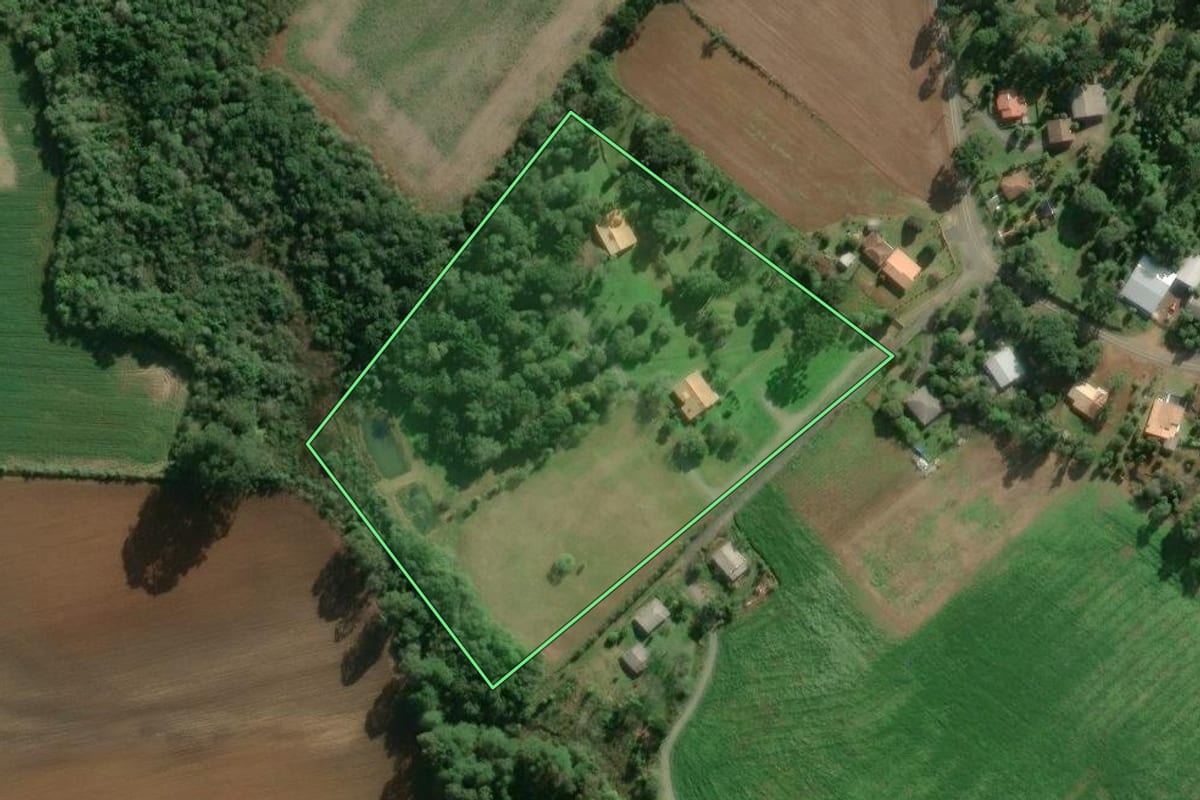 Imagem de satélite do imóvel rural em Três Barras (SC), com o contorno declarado no CAR desenhado por cima.