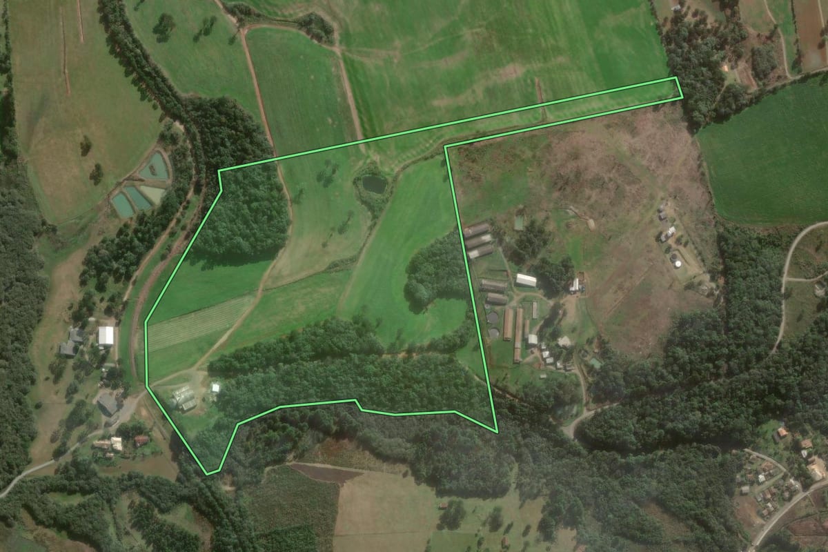 Imagem de satélite do imóvel rural em Três Barras (SC), com o contorno declarado no CAR desenhado por cima.