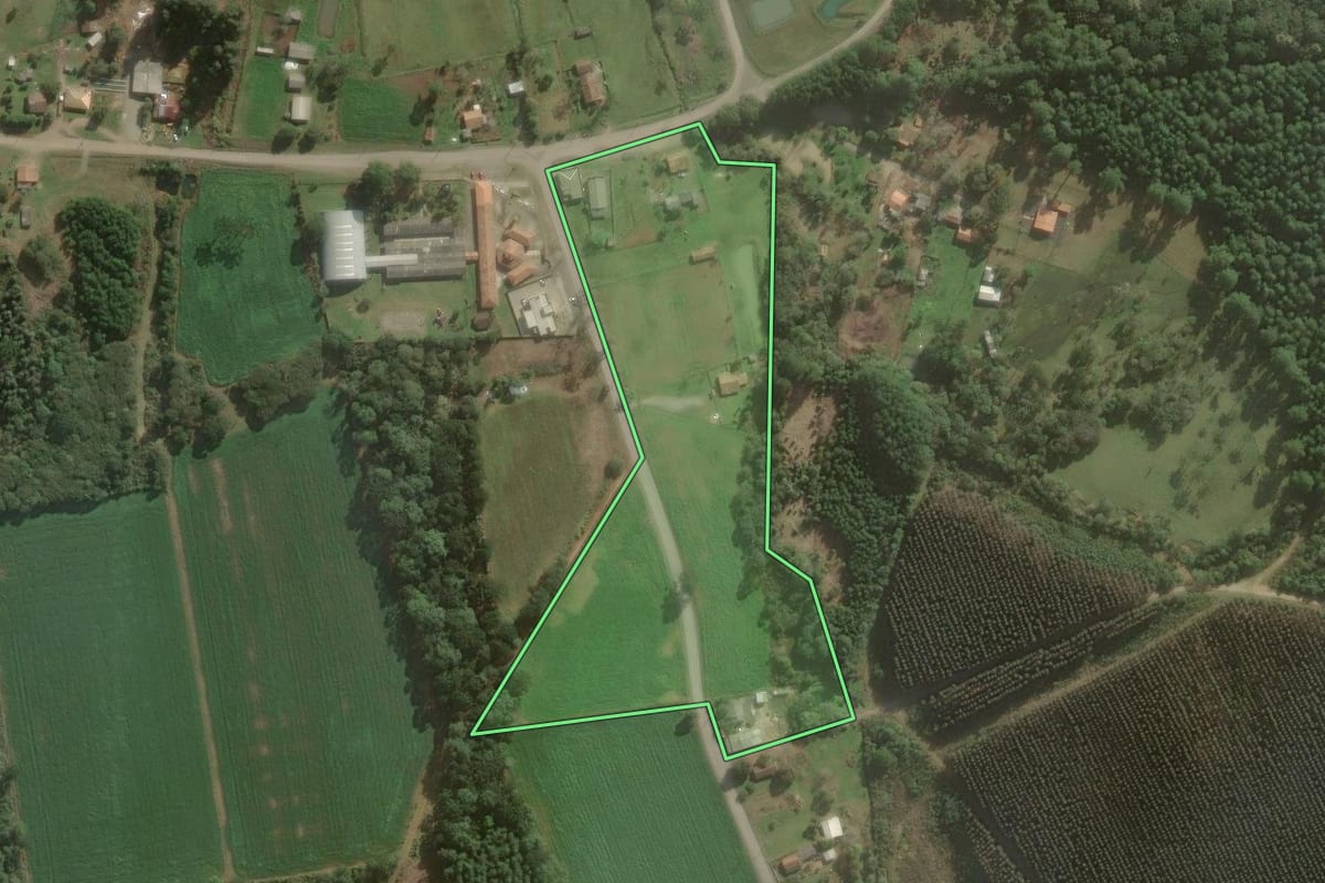 Imagem de satélite do imóvel rural em Três Barras (SC), com o contorno declarado no CAR desenhado por cima.
