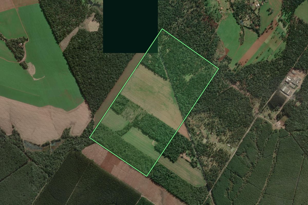 Imagem de satélite do imóvel rural em Três Barras (SC), com o contorno declarado no CAR desenhado por cima.