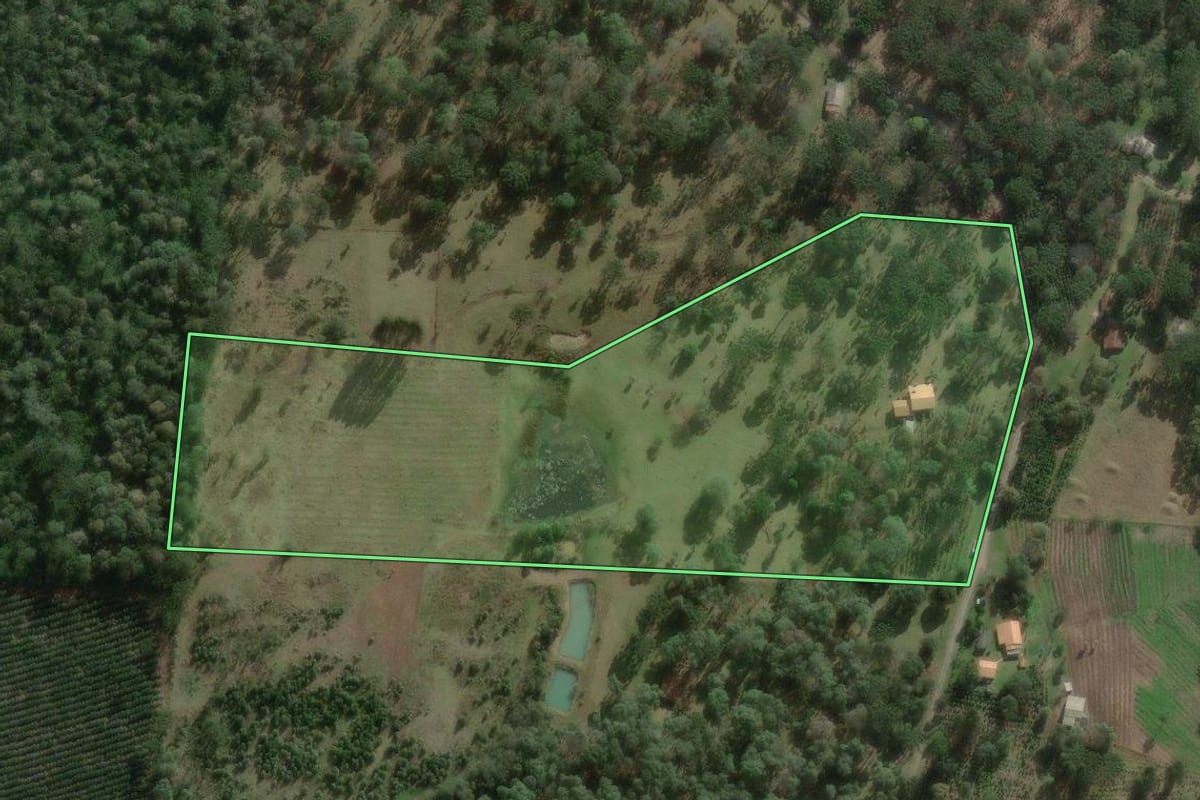 Imagem de satélite do imóvel rural em Três Barras (SC), com o contorno declarado no CAR desenhado por cima.