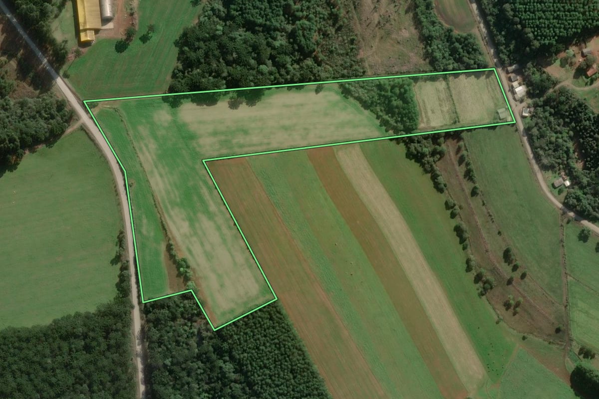 Imagem de satélite do imóvel rural em Três Barras (SC), com o contorno declarado no CAR desenhado por cima.