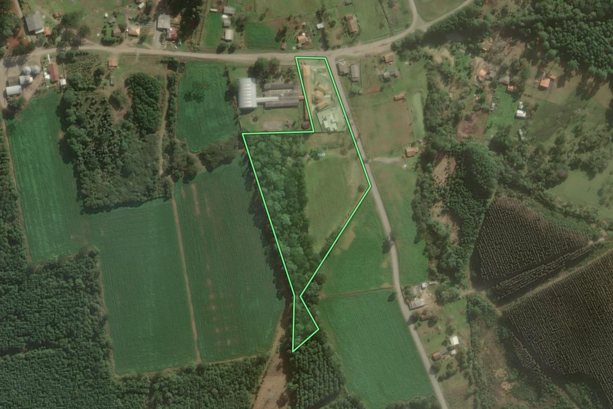 Imagem de satélite do imóvel rural em Três Barras (SC), com o contorno declarado no CAR desenhado por cima.