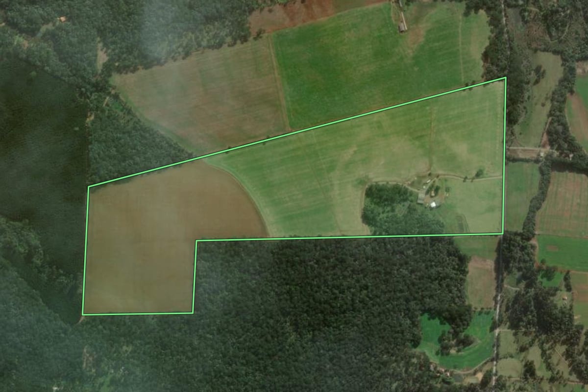Imagem de satélite do imóvel rural em Três Barras (SC), com o contorno declarado no CAR desenhado por cima.