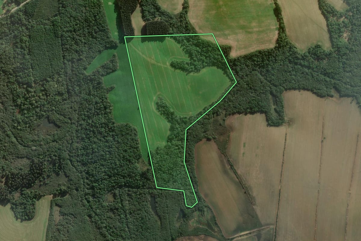 Imagem de satélite do imóvel rural em Três Barras (SC), com o contorno declarado no CAR desenhado por cima.