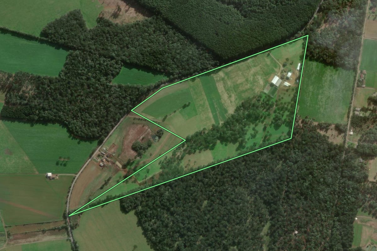 Imagem de satélite do imóvel rural em Três Barras (SC), com o contorno declarado no CAR desenhado por cima.