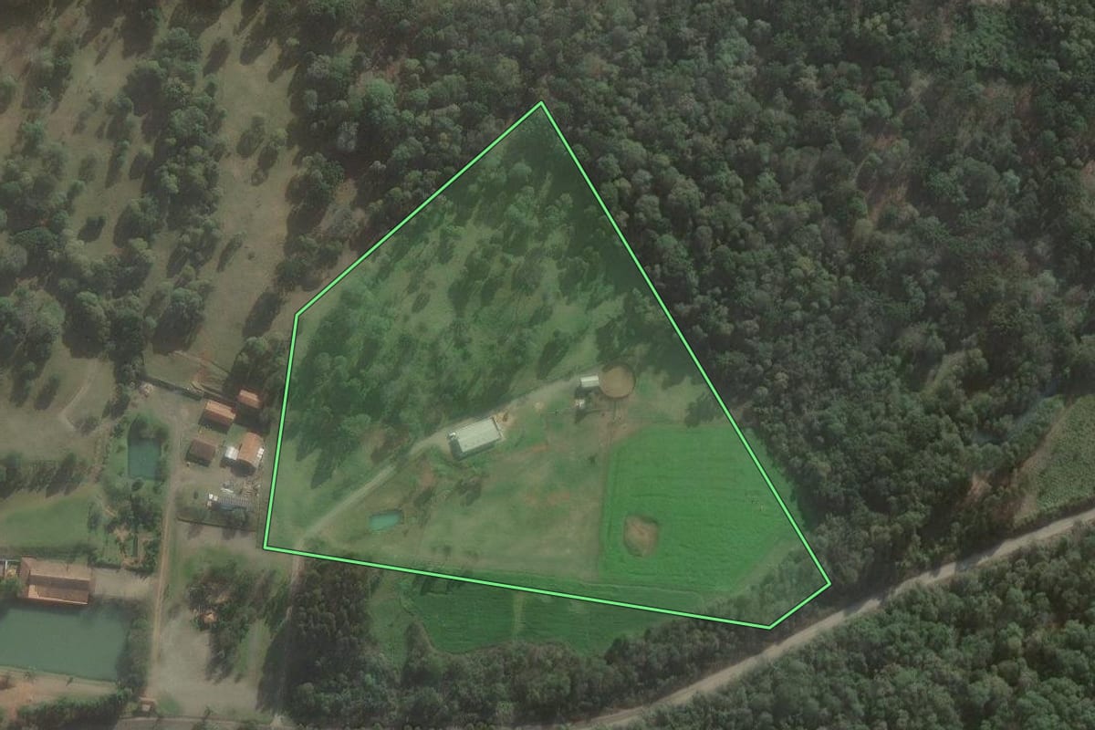 Imagem de satélite do imóvel rural em Três Barras (SC), com o contorno declarado no CAR desenhado por cima.