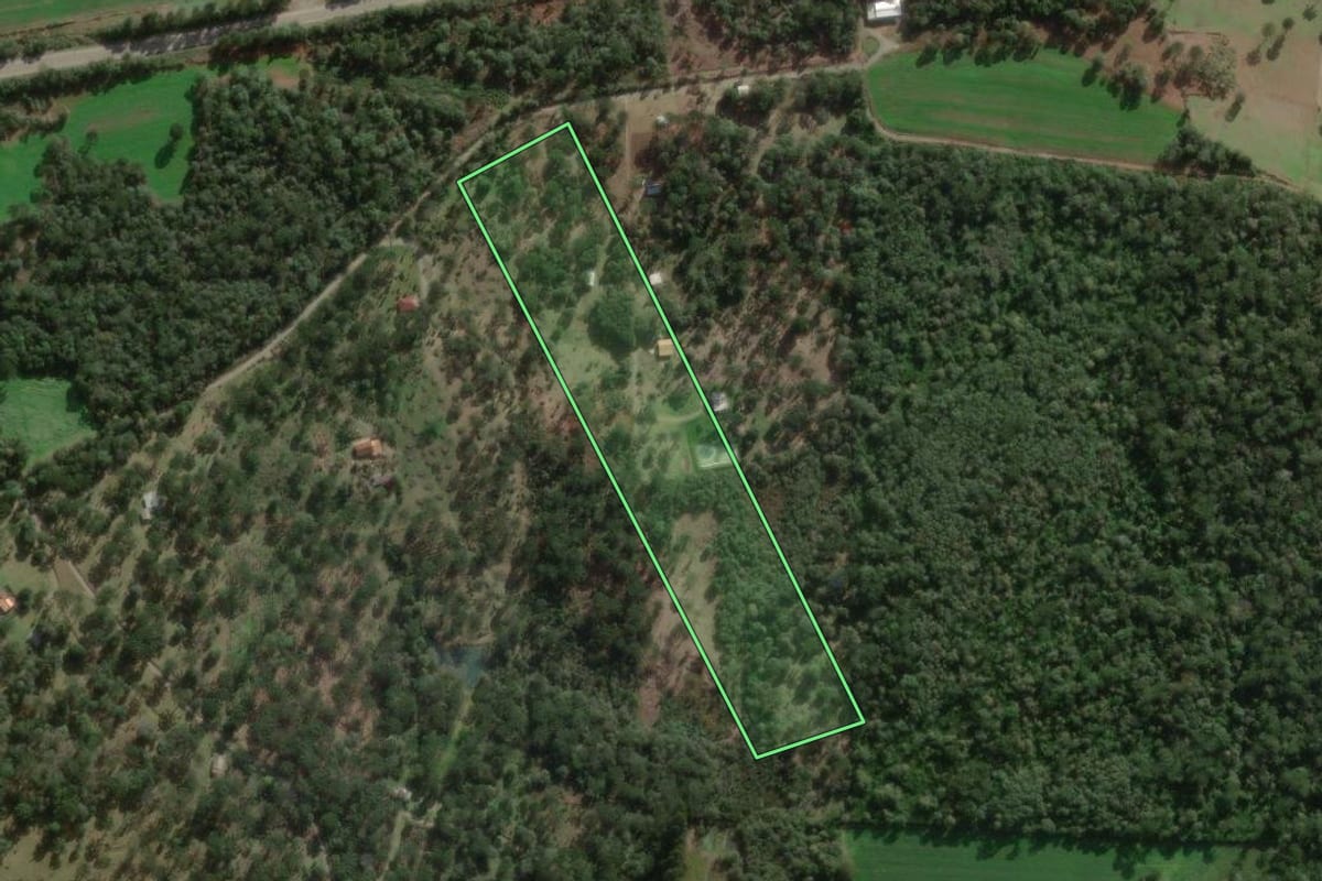 Imagem de satélite do imóvel rural em Três Barras (SC), com o contorno declarado no CAR desenhado por cima.