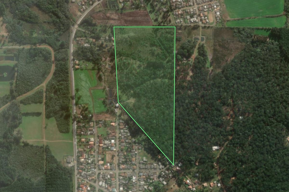 Imagem de satélite do imóvel rural em Três Barras (SC), com o contorno declarado no CAR desenhado por cima.