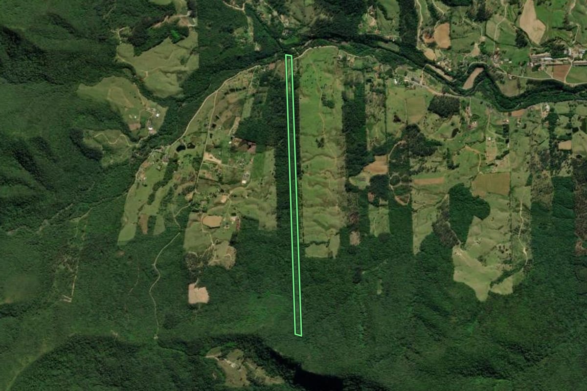 Imagem de satélite do imóvel rural em Treviso (SC), com o contorno declarado no CAR desenhado por cima.