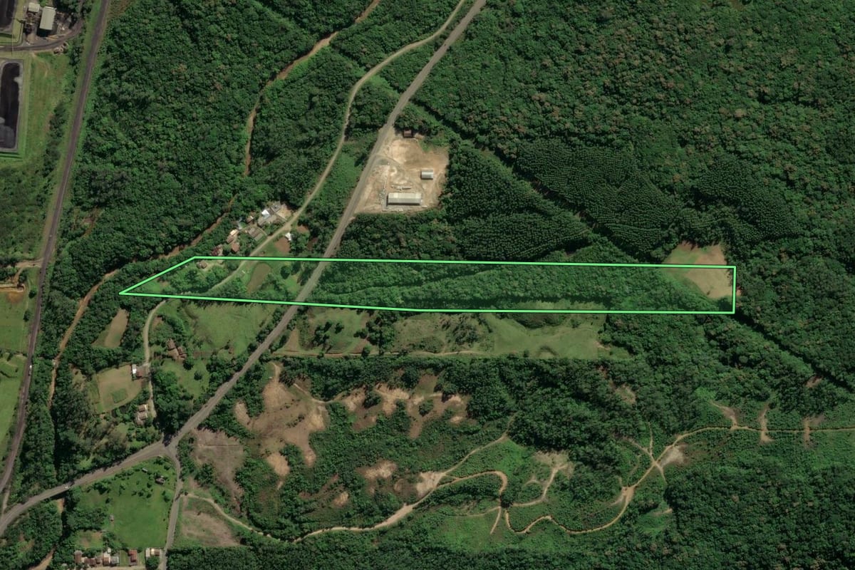 Imagem de satélite do imóvel rural em Treviso (SC), com o contorno declarado no CAR desenhado por cima.
