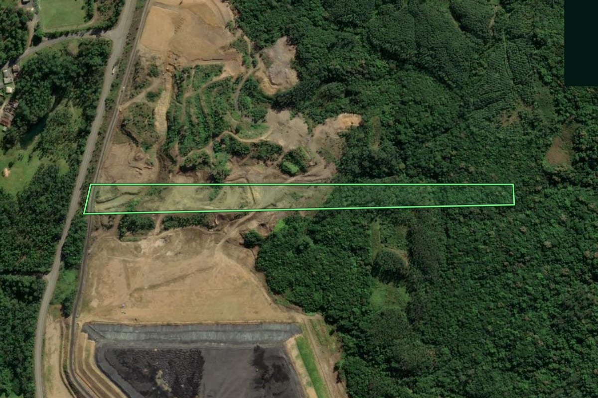 Imagem de satélite do imóvel rural em Treviso (SC), com o contorno declarado no CAR desenhado por cima.