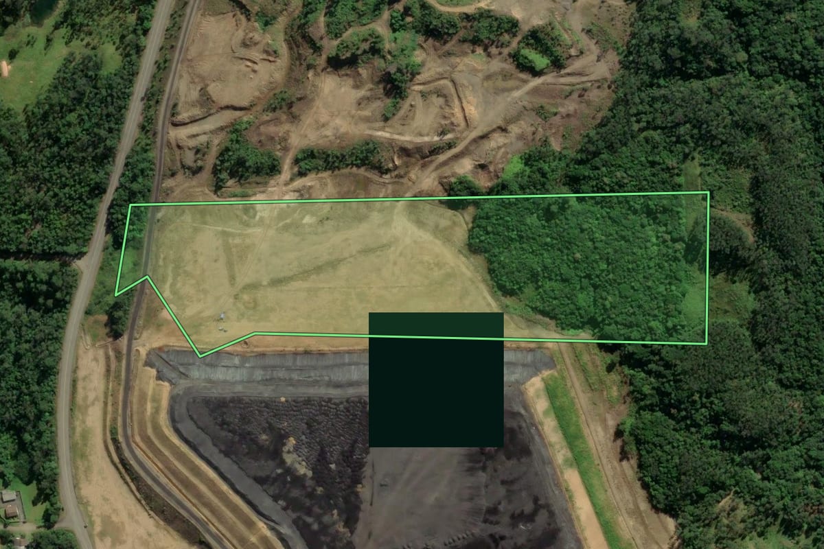 Imagem de satélite do imóvel rural em Treviso (SC), com o contorno declarado no CAR desenhado por cima.