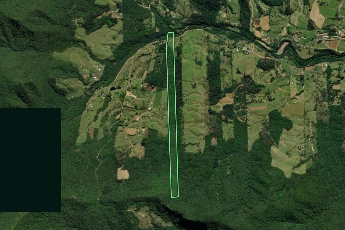Imagem de satélite do imóvel rural em Treviso (SC), com o contorno declarado no CAR desenhado por cima.
