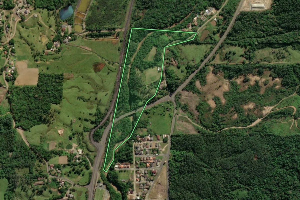Imagem de satélite do imóvel rural em Treviso (SC), com o contorno declarado no CAR desenhado por cima.