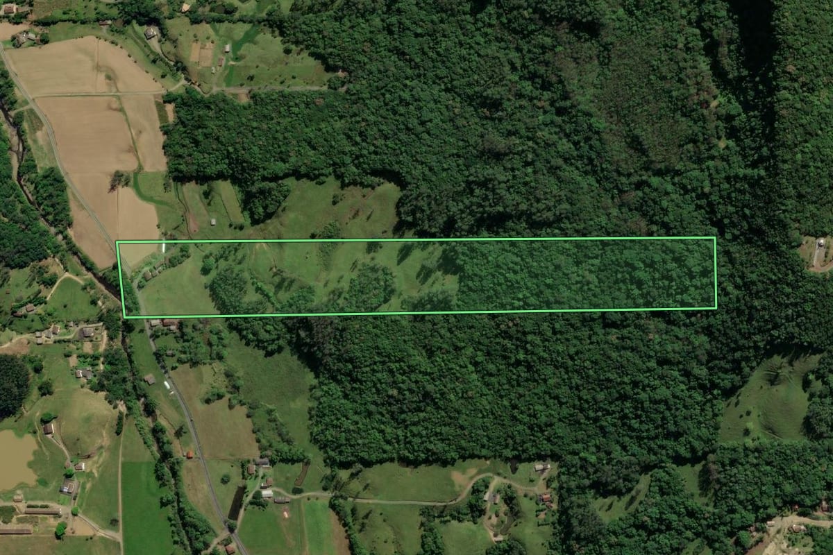 Imagem de satélite do imóvel rural em Treviso (SC), com o contorno declarado no CAR desenhado por cima.