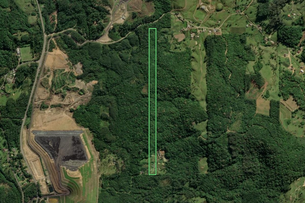 Imagem de satélite do imóvel rural em Treviso (SC), com o contorno declarado no CAR desenhado por cima.