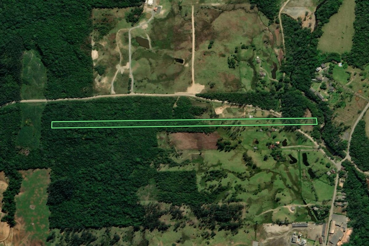 Imagem de satélite do imóvel rural em Treviso (SC), com o contorno declarado no CAR desenhado por cima.