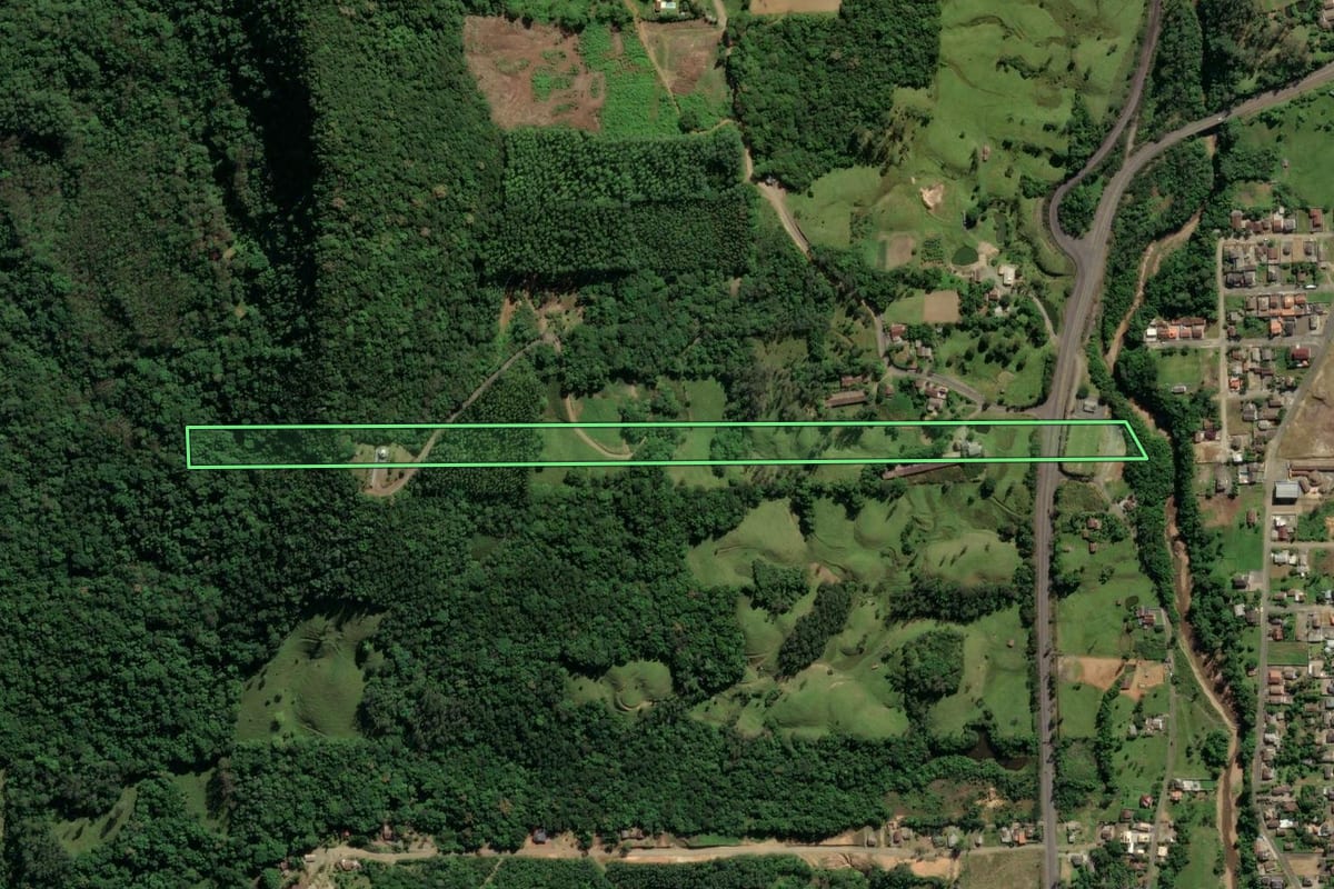 Imagem de satélite do imóvel rural em Treviso (SC), com o contorno declarado no CAR desenhado por cima.