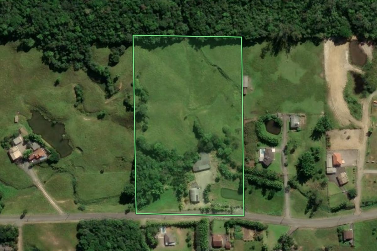 Imagem de satélite do imóvel rural em Treviso (SC), com o contorno declarado no CAR desenhado por cima.