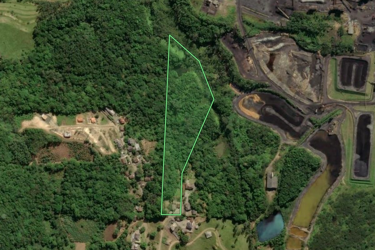 Imagem de satélite do imóvel rural em Treviso (SC), com o contorno declarado no CAR desenhado por cima.