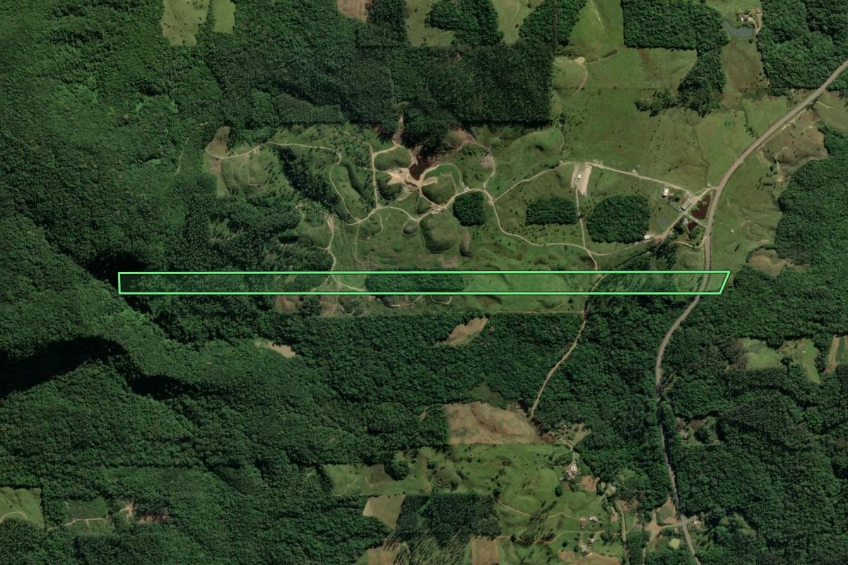 Imagem de satélite do imóvel rural em Treviso (SC), com o contorno declarado no CAR desenhado por cima.