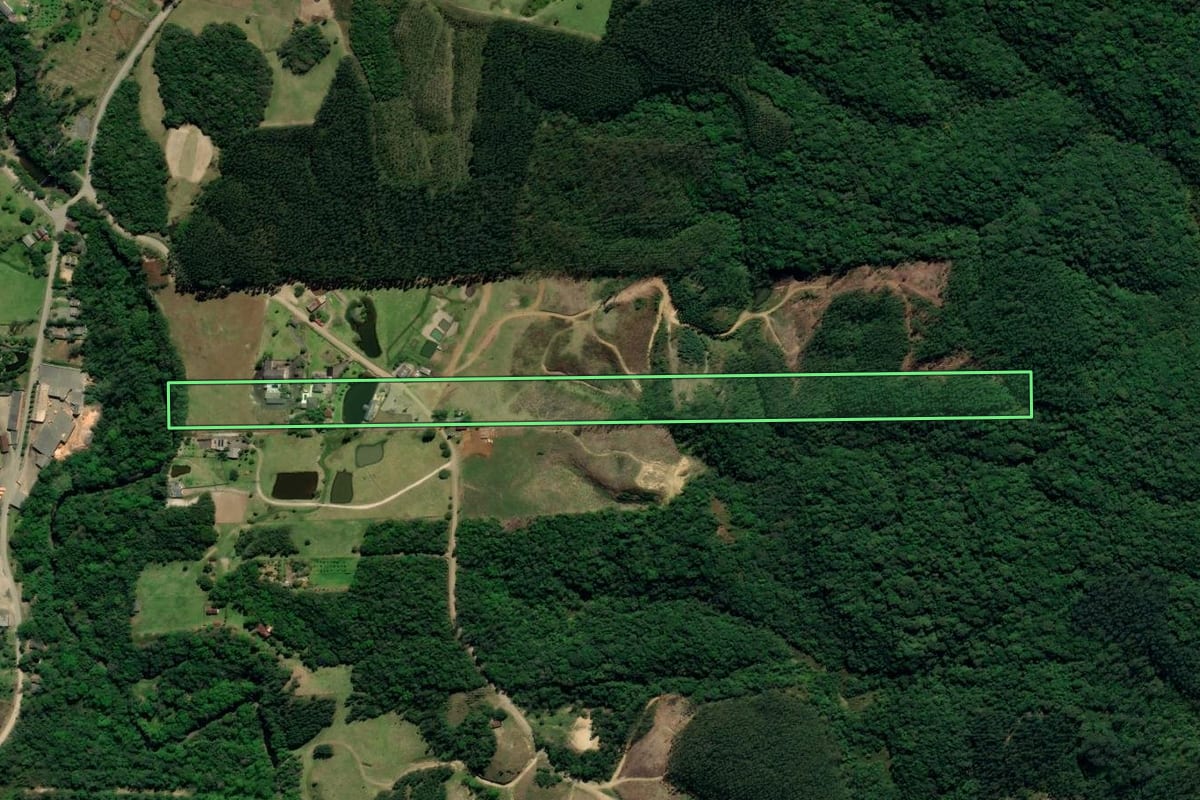 Imagem de satélite do imóvel rural em Treviso (SC), com o contorno declarado no CAR desenhado por cima.