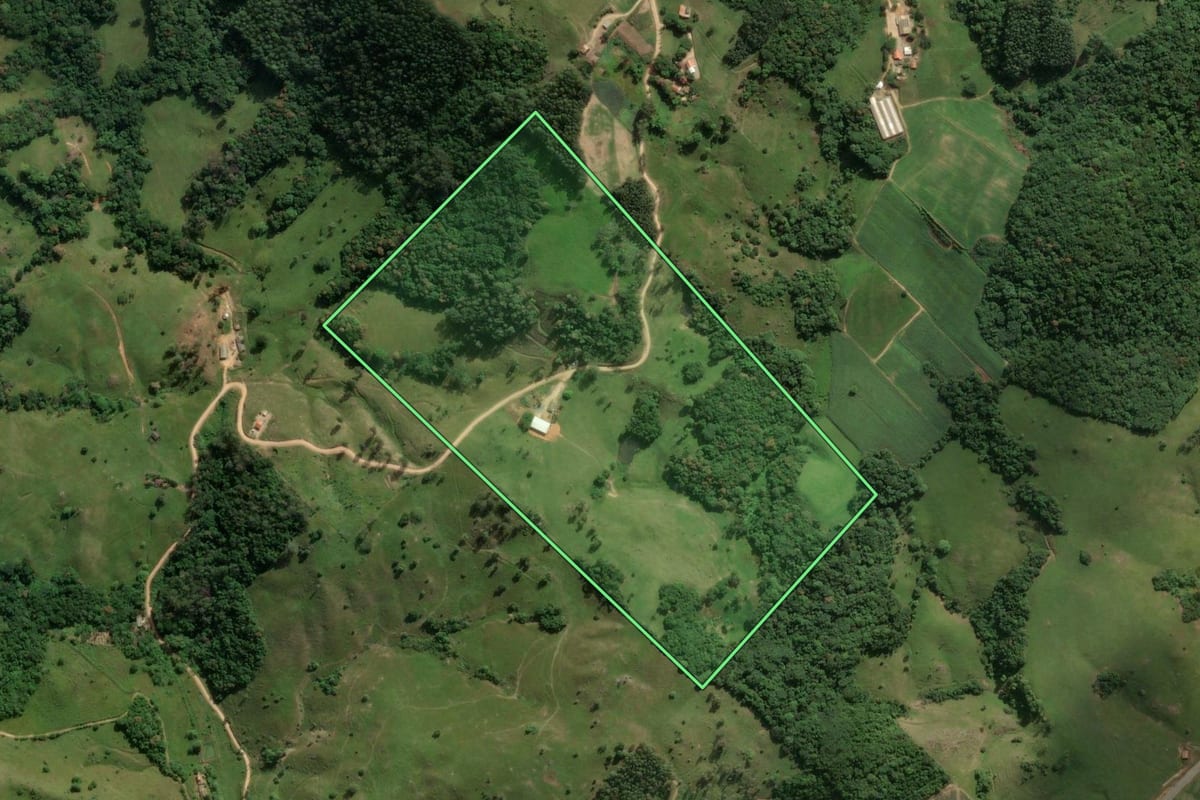 Imagem de satélite do imóvel rural em Treze de Maio (SC), com o contorno declarado no CAR desenhado por cima.