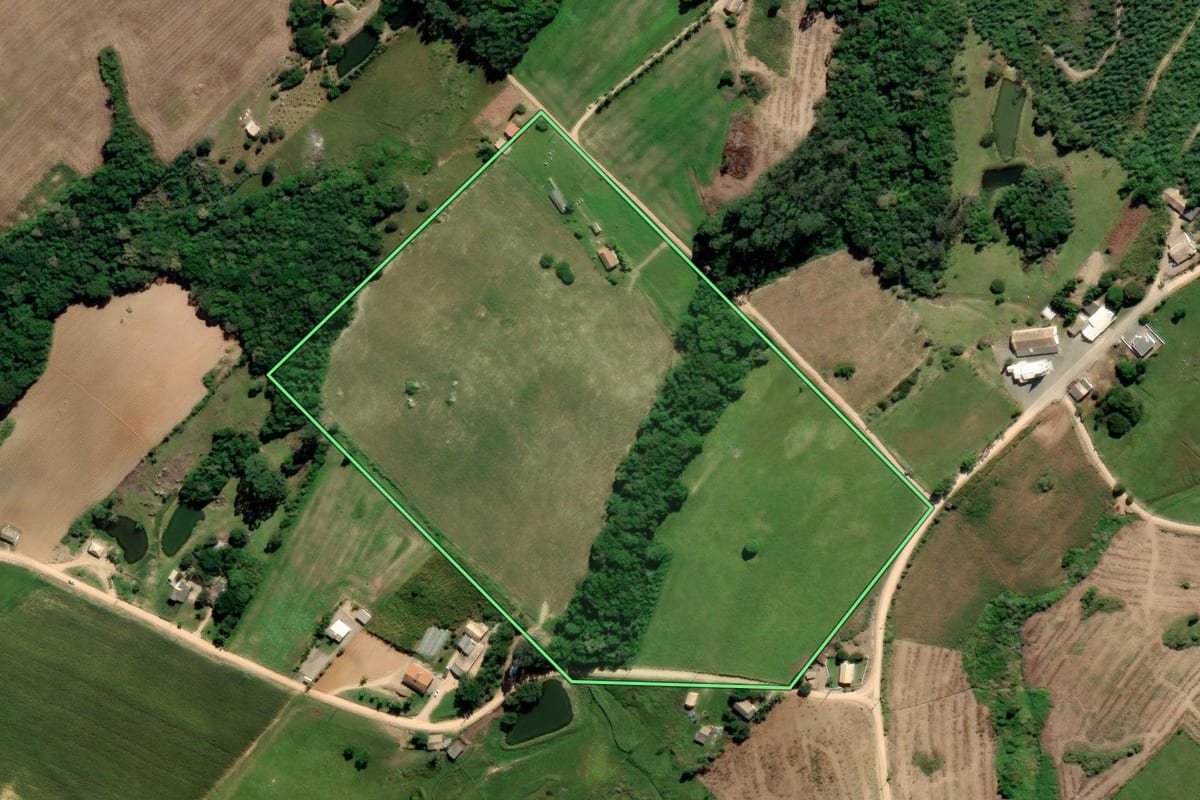 Imagem de satélite do imóvel rural em Treze de Maio (SC), com o contorno declarado no CAR desenhado por cima.
