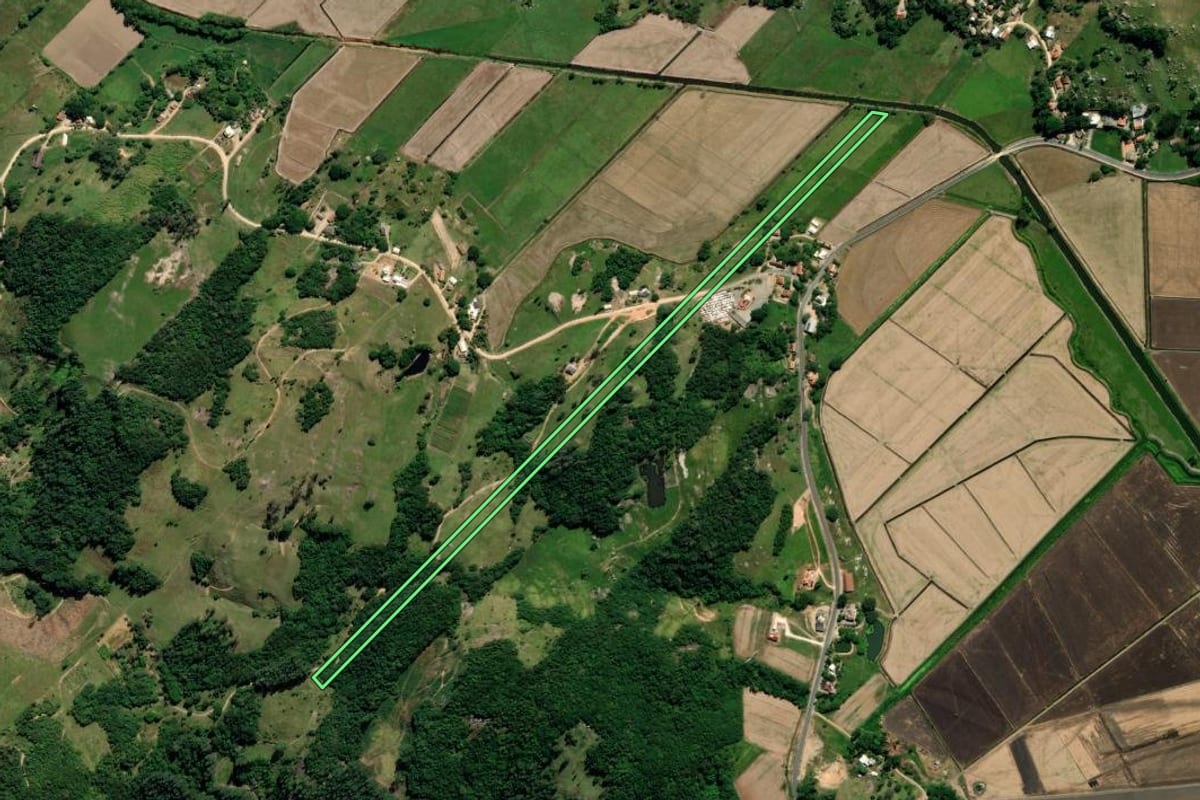 Imagem de satélite do imóvel rural em Treze de Maio (SC), com o contorno declarado no CAR desenhado por cima.