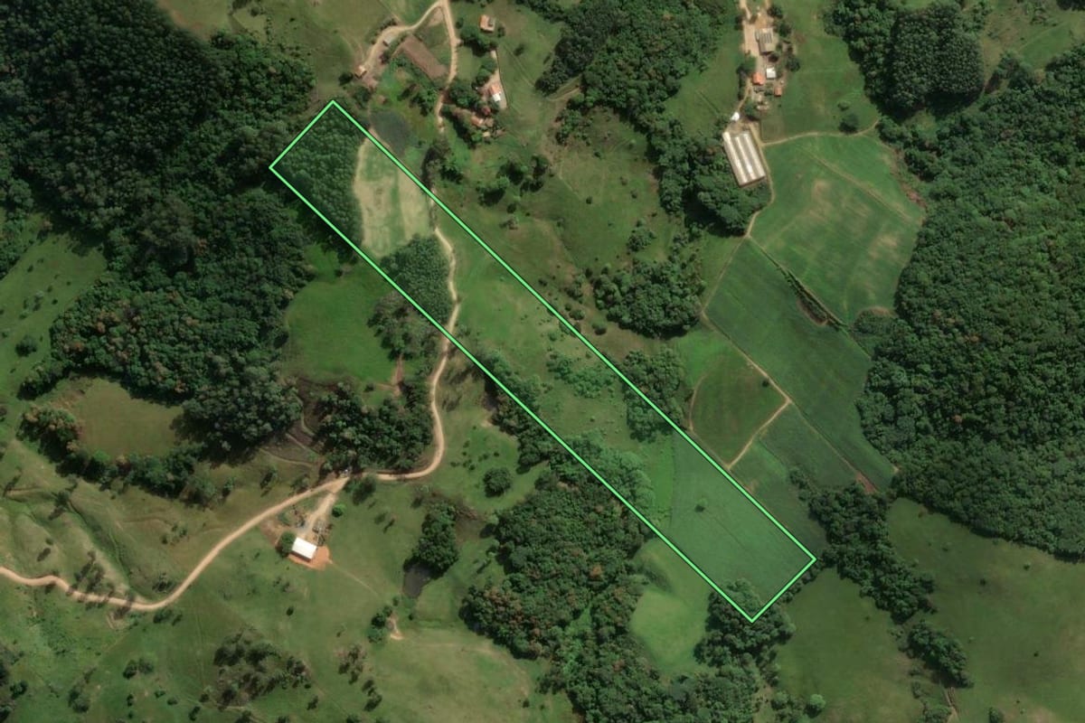 Imagem de satélite do imóvel rural em Treze de Maio (SC), com o contorno declarado no CAR desenhado por cima.