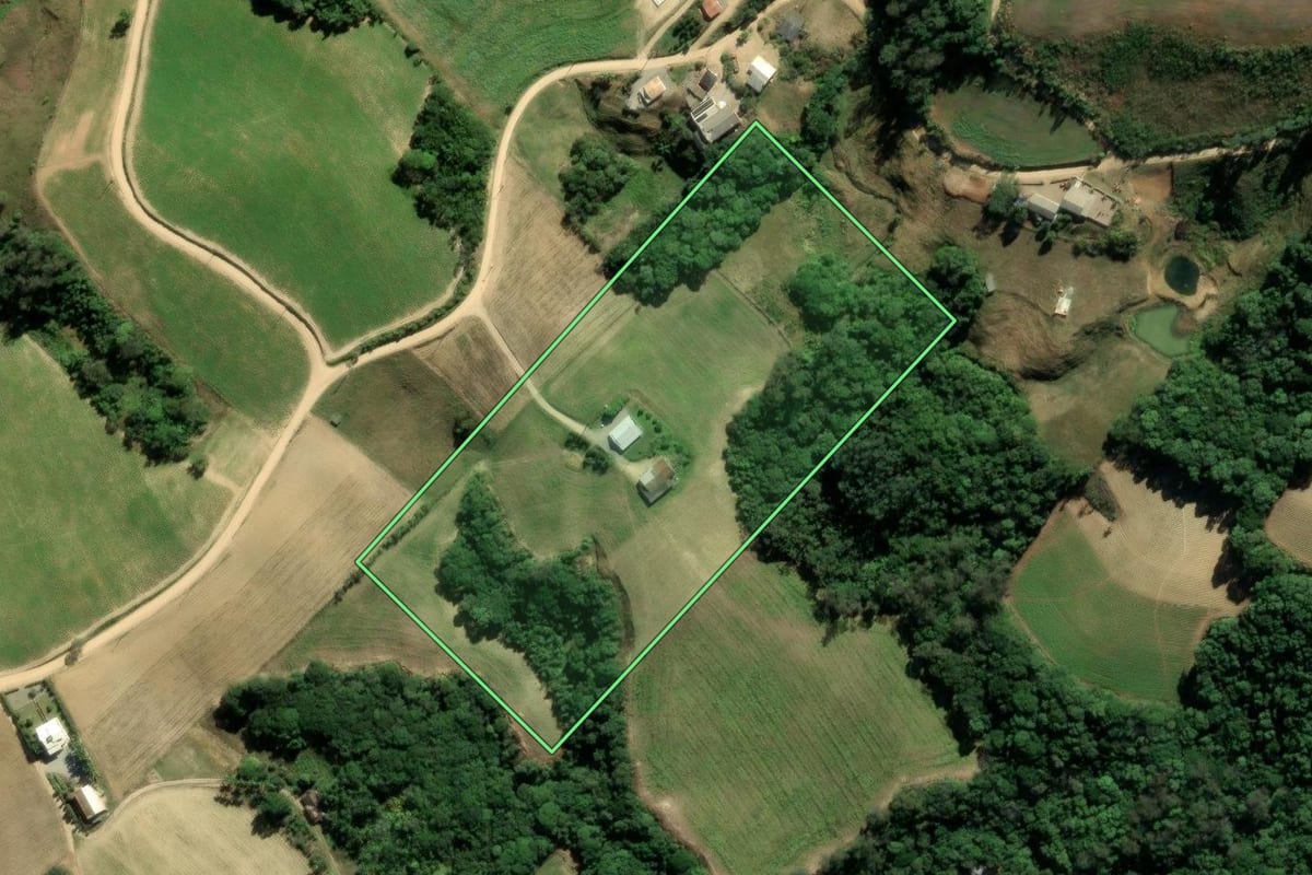 Imagem de satélite do imóvel rural em Treze de Maio (SC), com o contorno declarado no CAR desenhado por cima.