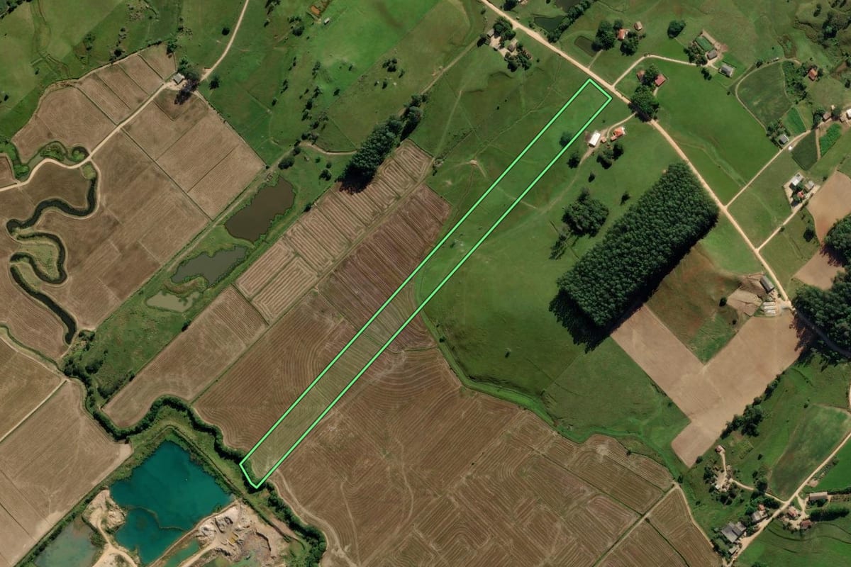 Imagem de satélite do imóvel rural em Treze de Maio (SC), com o contorno declarado no CAR desenhado por cima.