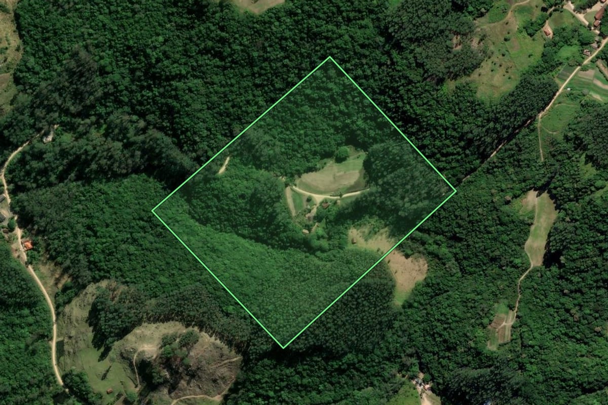 Imagem de satélite do imóvel rural em Treze de Maio (SC), com o contorno declarado no CAR desenhado por cima.