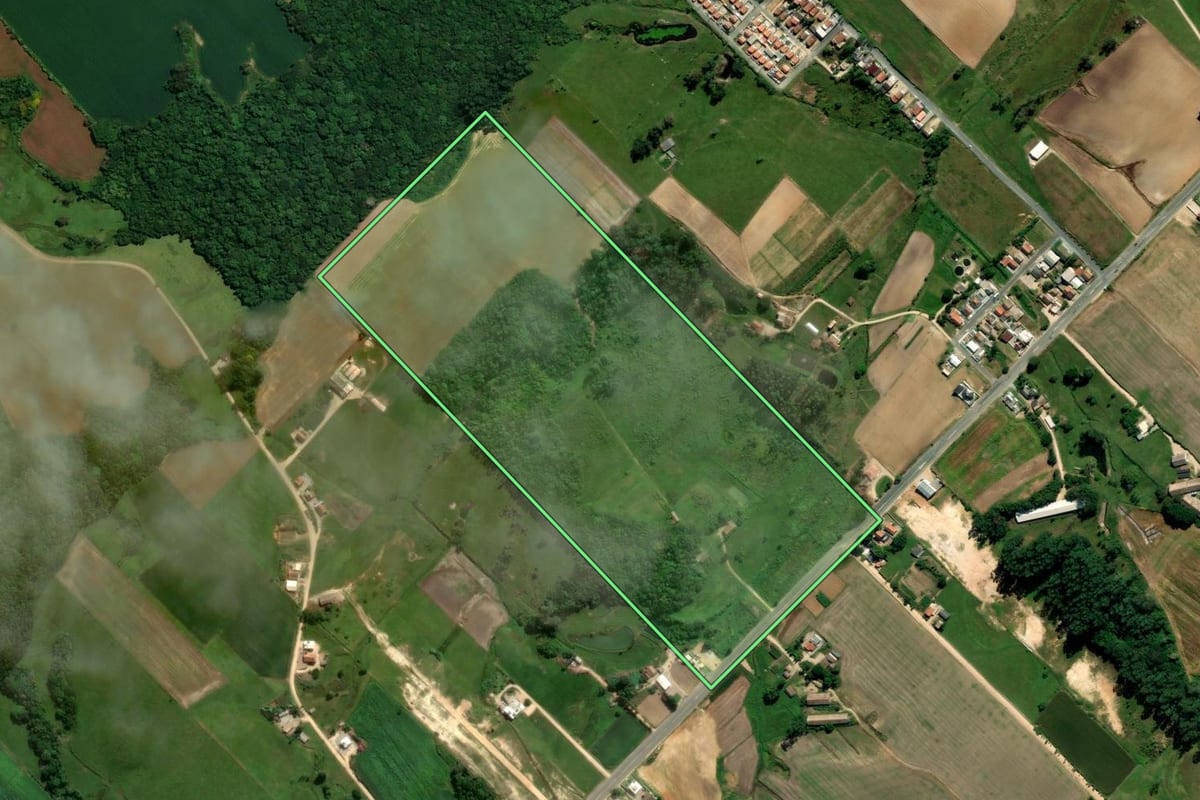 Imagem de satélite do imóvel rural em Treze de Maio (SC), com o contorno declarado no CAR desenhado por cima.