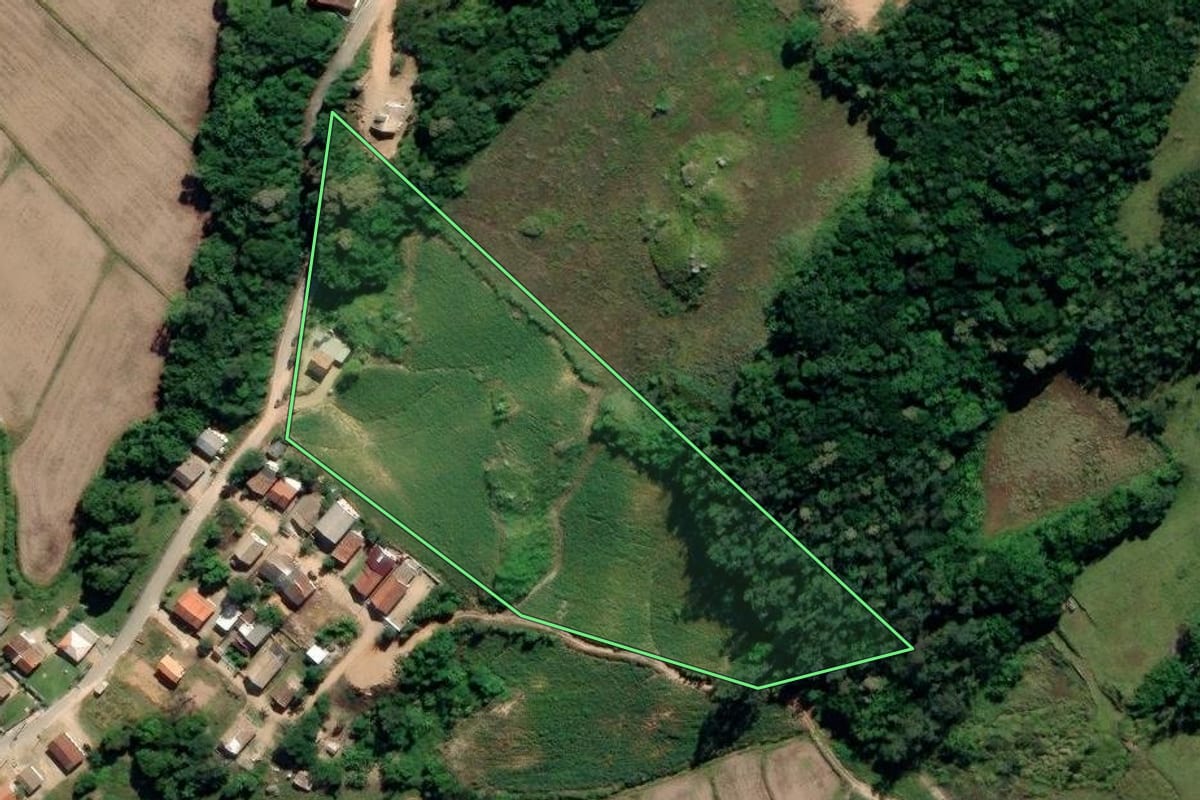 Imagem de satélite do imóvel rural em Treze de Maio (SC), com o contorno declarado no CAR desenhado por cima.