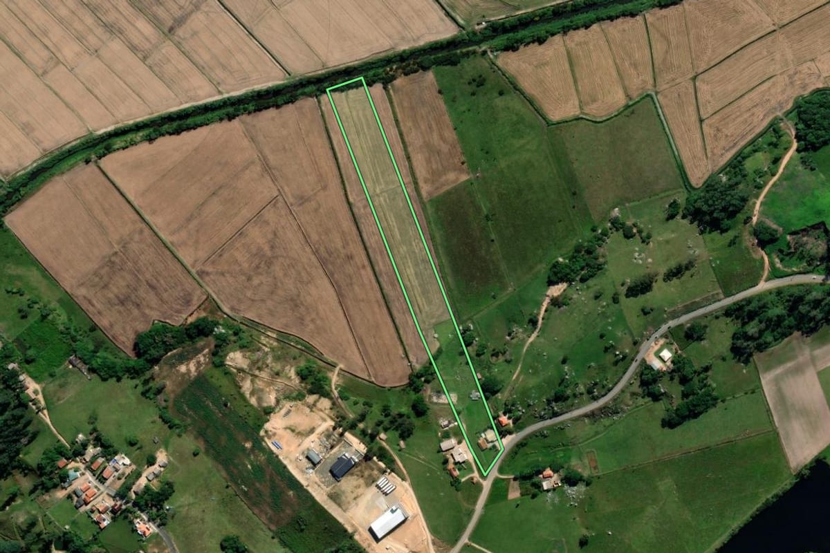 Imagem de satélite do imóvel rural em Treze de Maio (SC), com o contorno declarado no CAR desenhado por cima.