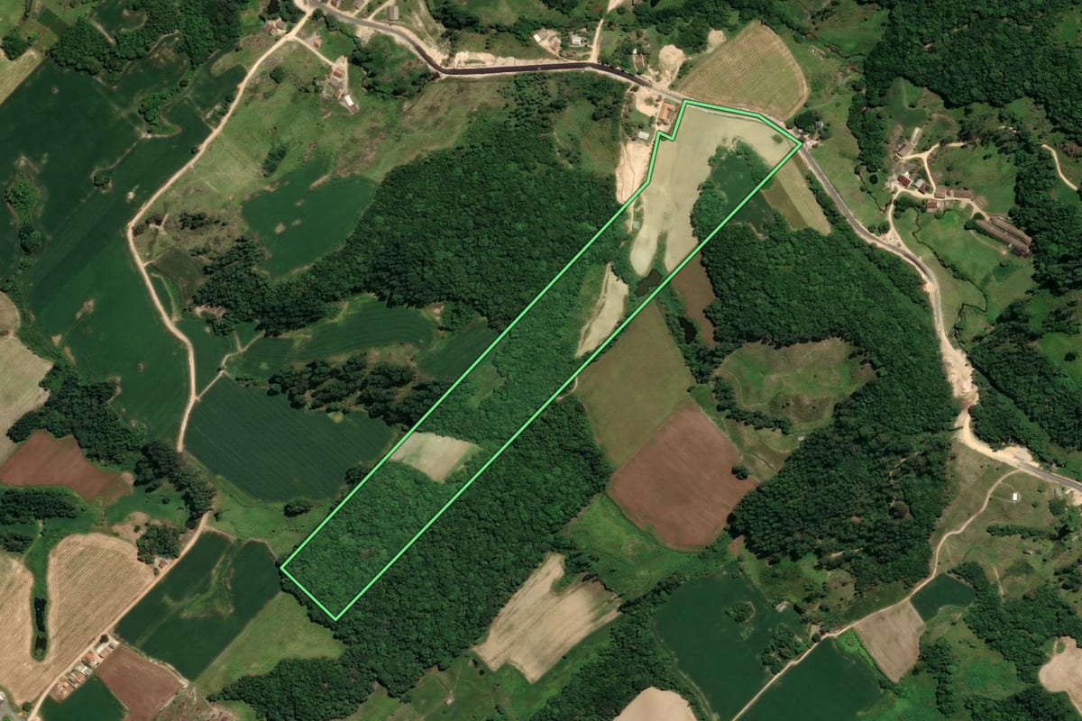 Imagem de satélite do imóvel rural em Treze de Maio (SC), com o contorno declarado no CAR desenhado por cima.