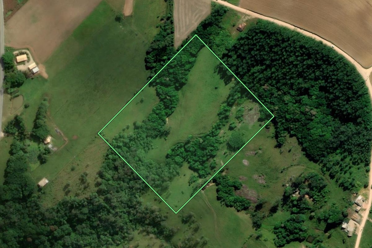 Imagem de satélite do imóvel rural em Treze de Maio (SC), com o contorno declarado no CAR desenhado por cima.