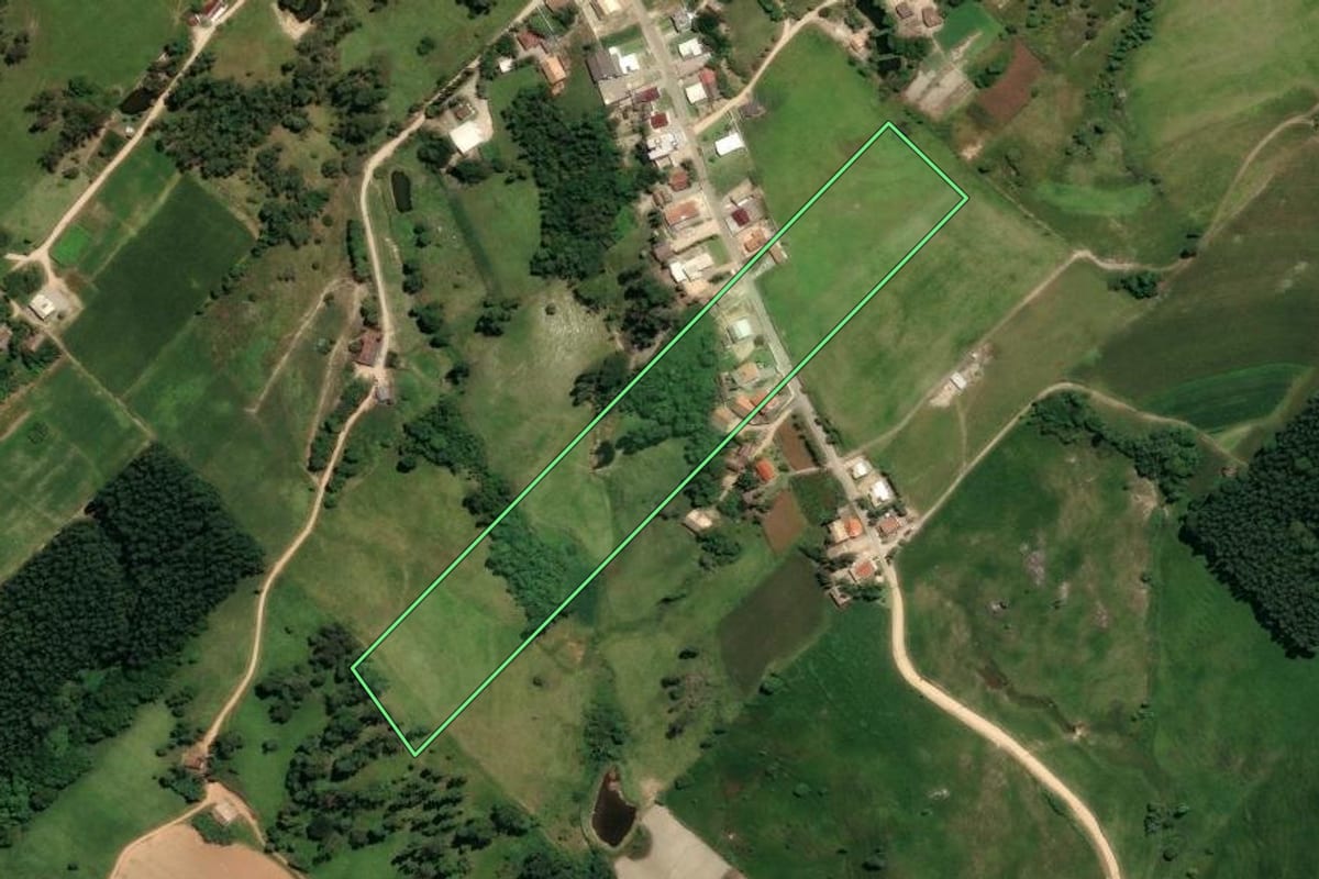 Imagem de satélite do imóvel rural em Treze de Maio (SC), com o contorno declarado no CAR desenhado por cima.