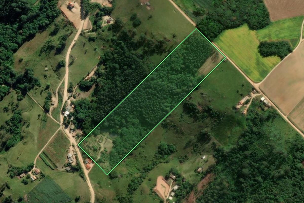 Imagem de satélite do imóvel rural em Treze de Maio (SC), com o contorno declarado no CAR desenhado por cima.