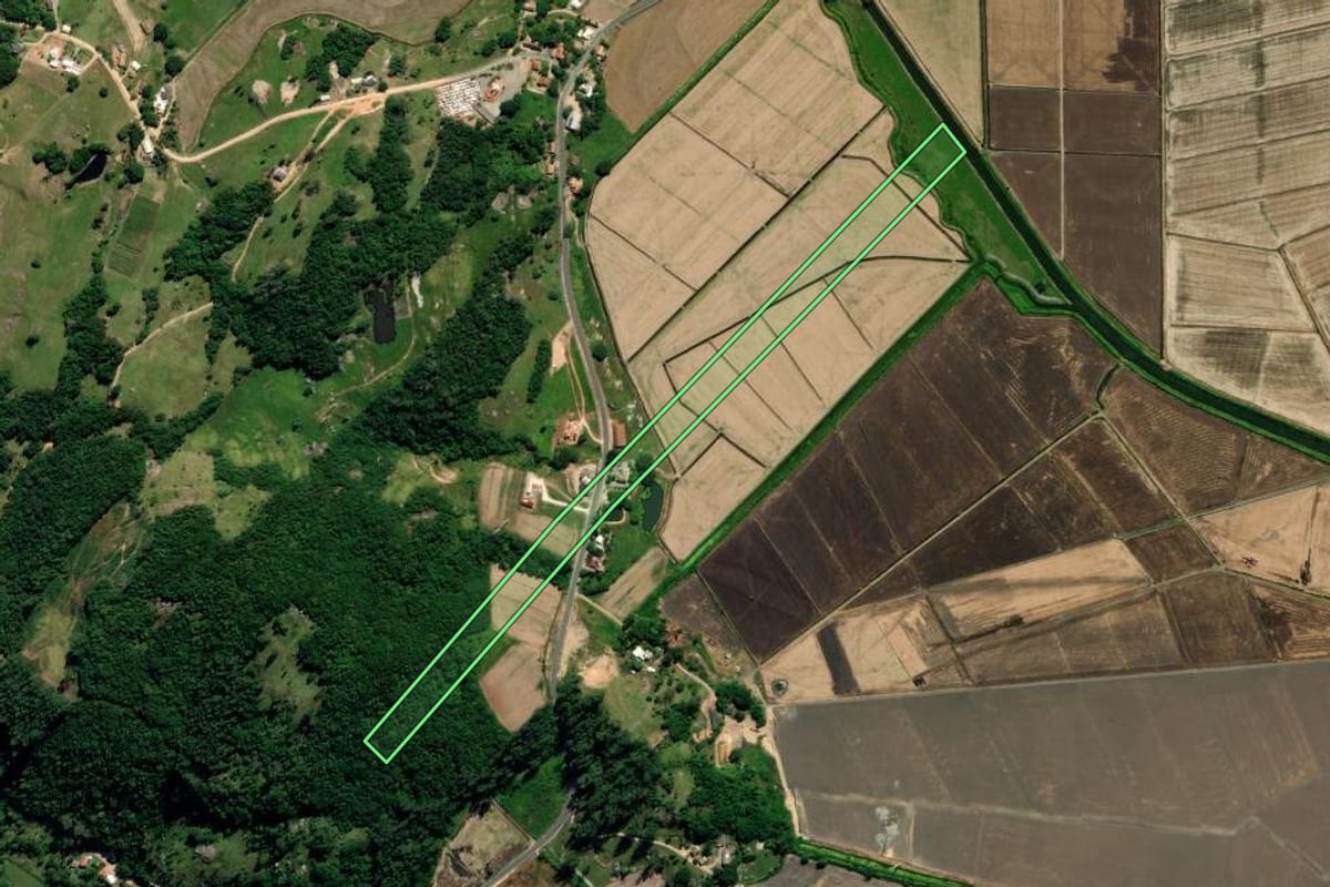 Imagem de satélite do imóvel rural em Treze de Maio (SC), com o contorno declarado no CAR desenhado por cima.