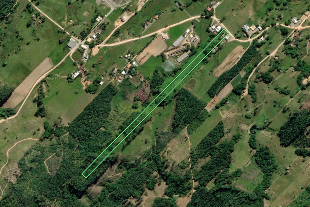 Imagem de satélite do imóvel rural em Treze de Maio (SC), com o contorno declarado no CAR desenhado por cima.