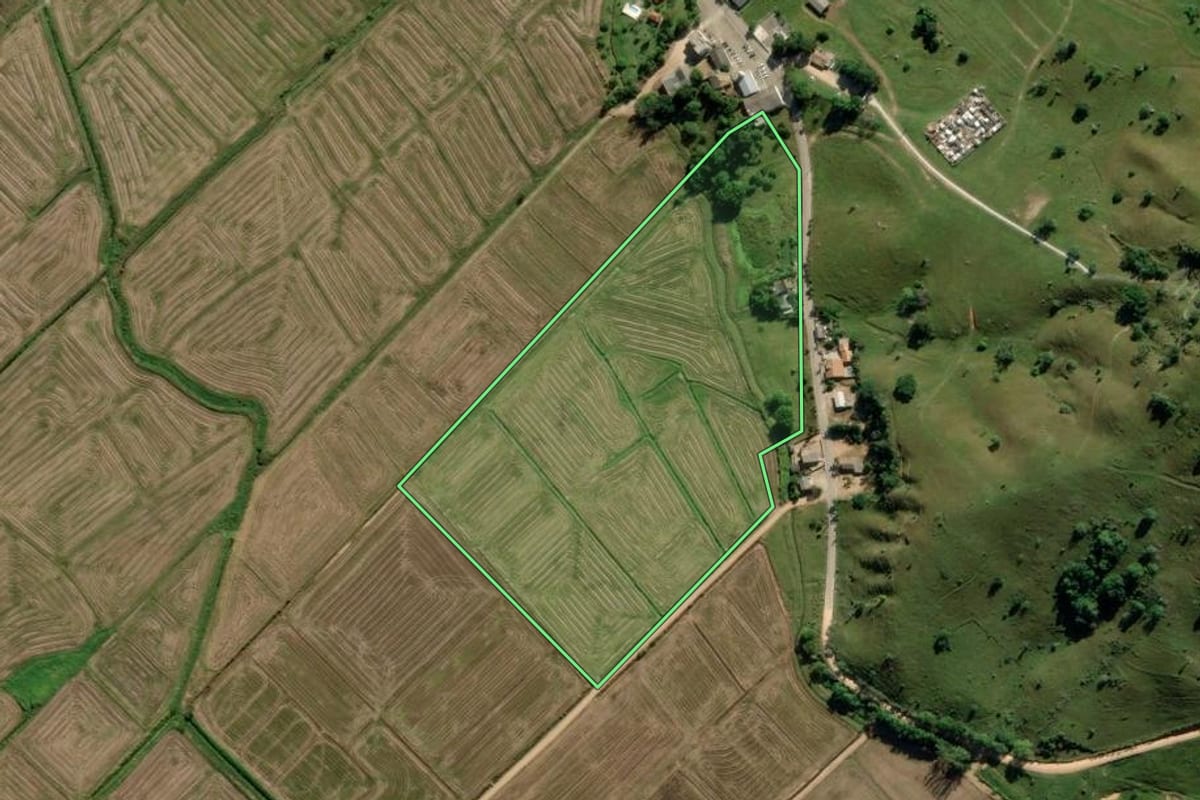Imagem de satélite do imóvel rural em Treze de Maio (SC), com o contorno declarado no CAR desenhado por cima.