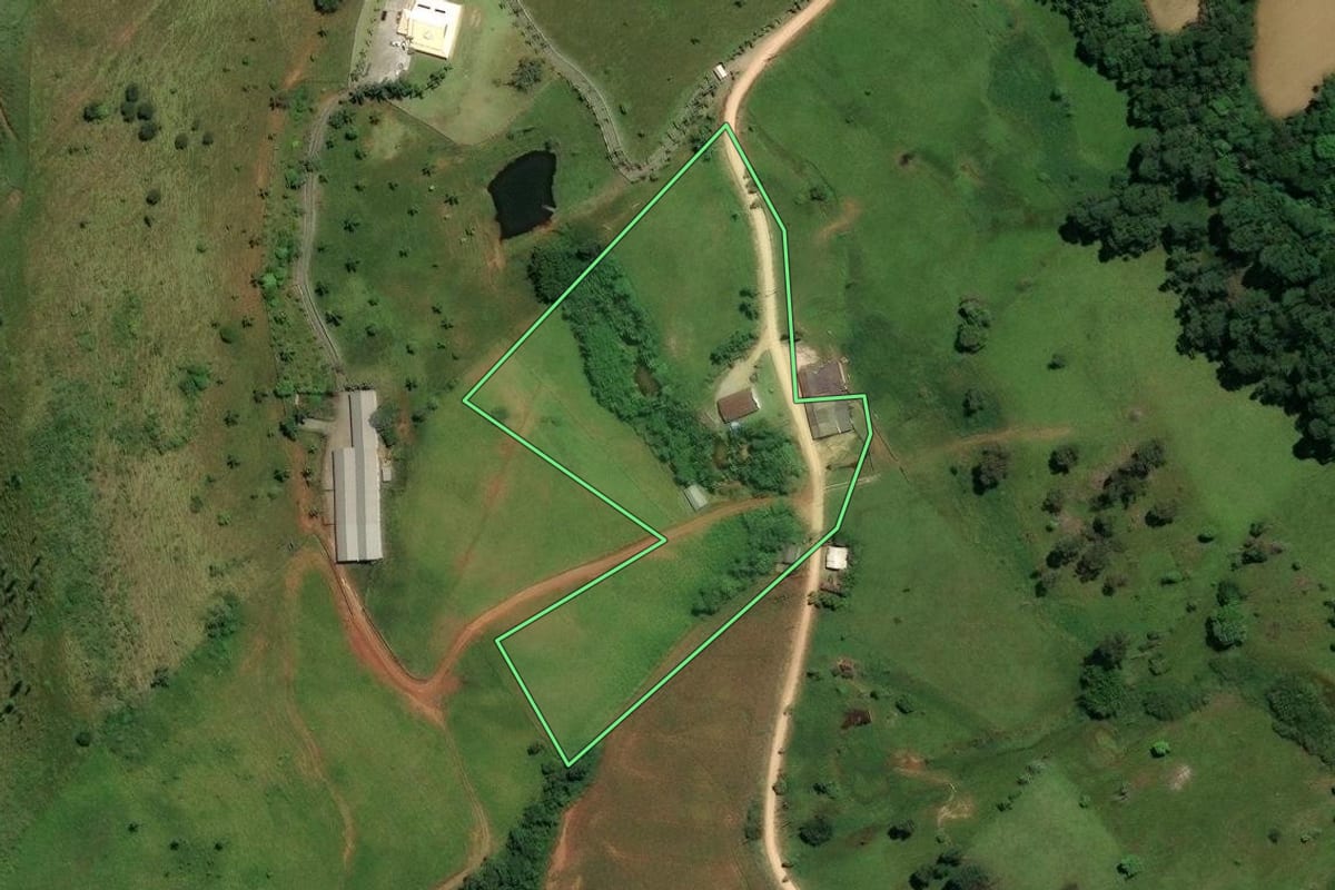 Imagem de satélite do imóvel rural em Treze de Maio (SC), com o contorno declarado no CAR desenhado por cima.