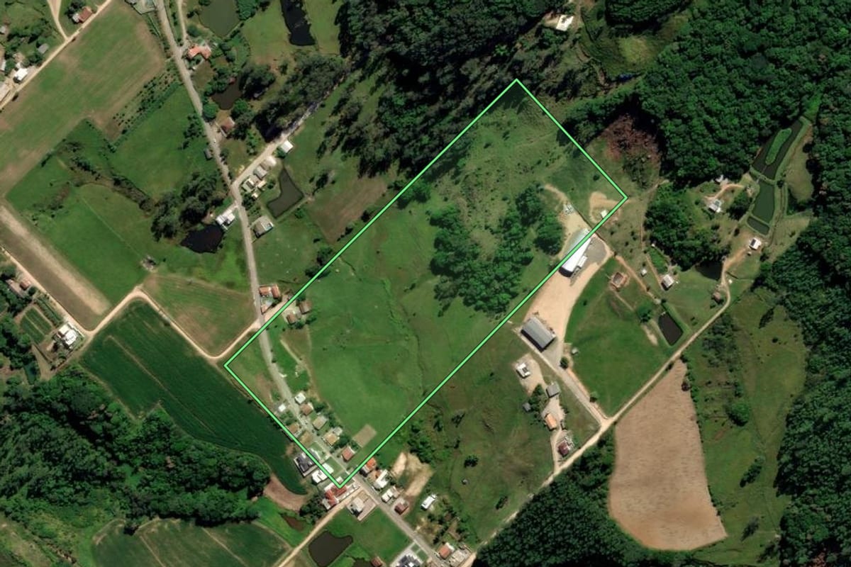 Imagem de satélite do imóvel rural em Treze de Maio (SC), com o contorno declarado no CAR desenhado por cima.